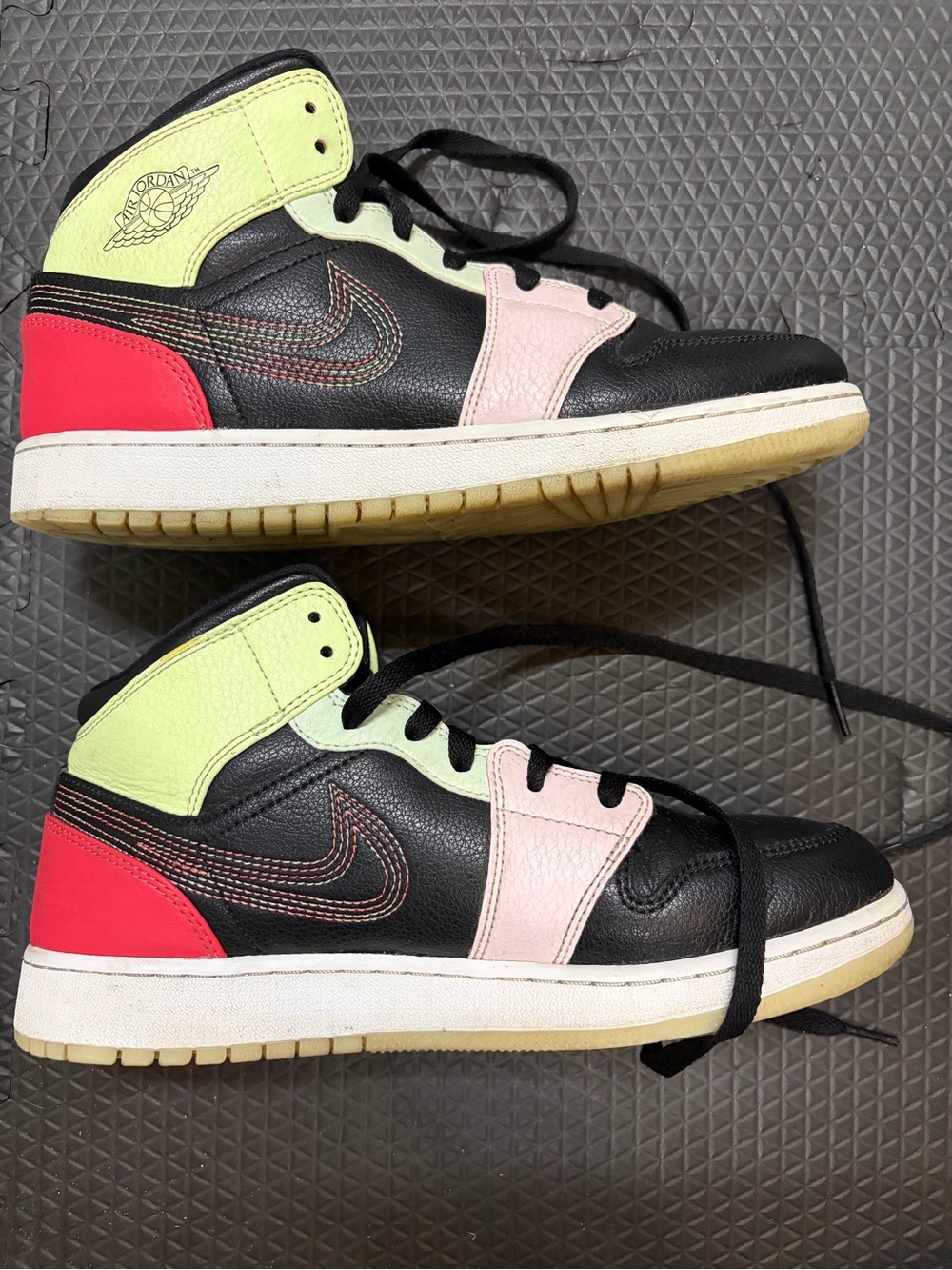 Nike Air Jordan 1 Mid SE "Glow in the Dark" GS sneakers